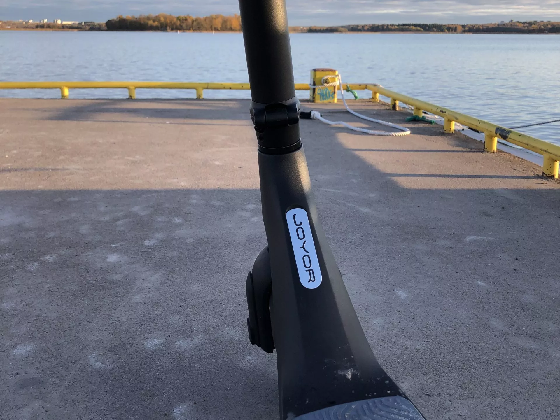 Joyor_sähköpotkulauta_veneeseen Joyor_sähköpotkulauta_veneeseen